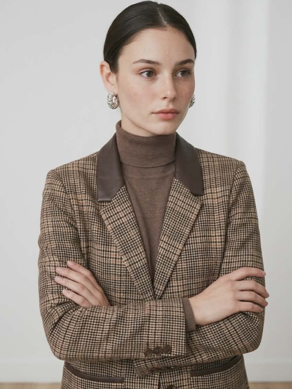 Classic Brown Houndstooth Blazer with Leather Collar